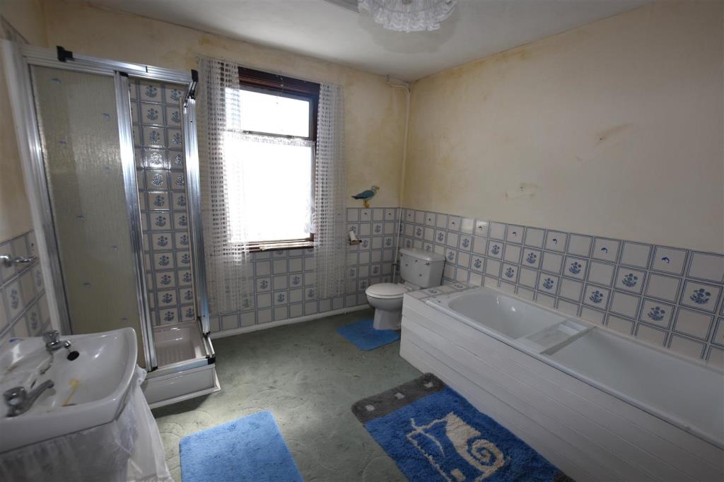 Lot: 34 - HOUSE FOR UPDATING WITH PARKING, GARDENS AND DETACHED GARAGE WITH POTENTIAL - Large three piece suite bathroom